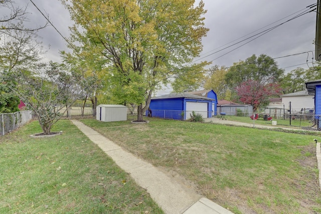 view of yard featuring a storage unit