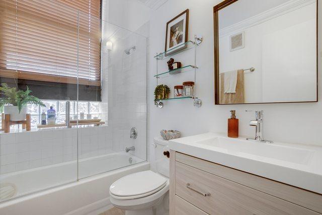 full bathroom featuring vanity, toilet, and enclosed tub / shower combo