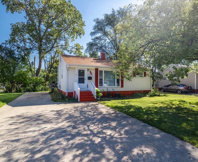 view of front facade with a front lawn