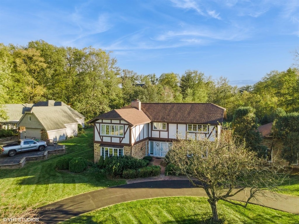 view of front of property featuring a front lawn