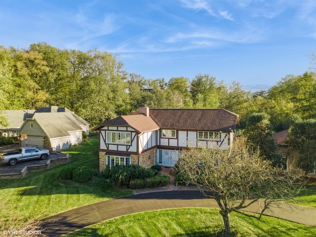 view of front of property featuring a front lawn