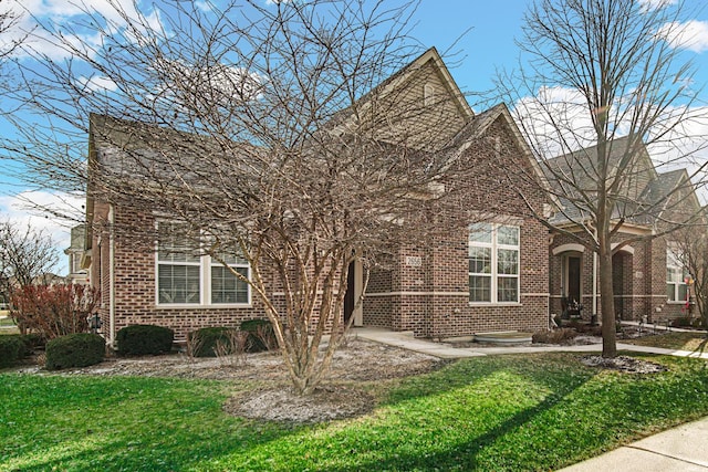 view of front of property featuring a front yard