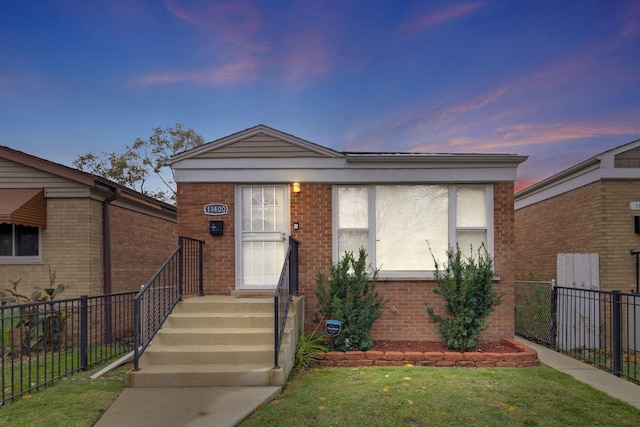 view of front of house featuring a yard