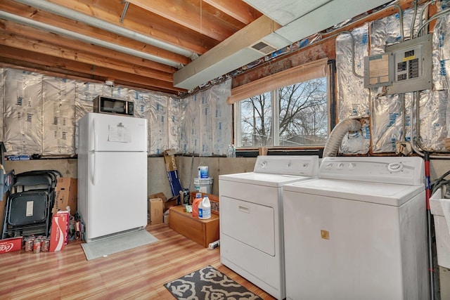 washroom featuring washing machine and clothes dryer