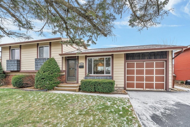 view of front facade featuring a garage and a front lawn