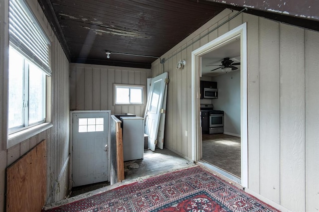 laundry area featuring ceiling fan