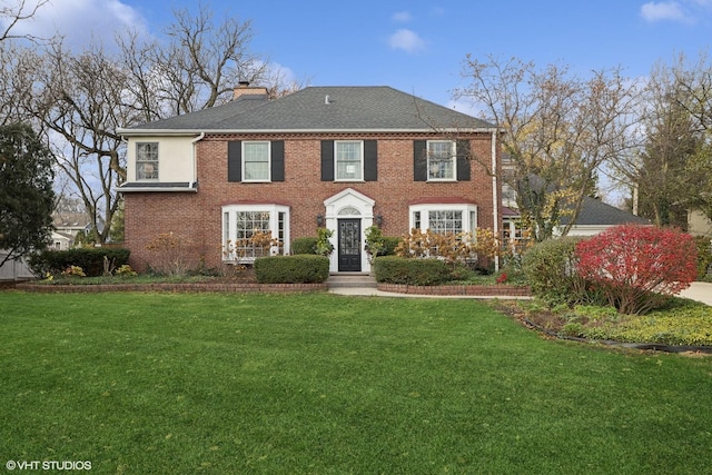 colonial inspired home featuring a front yard