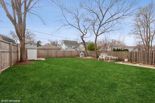 view of yard featuring a storage unit