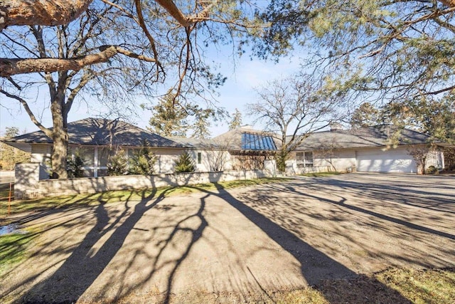 view of front of property featuring a mountain view