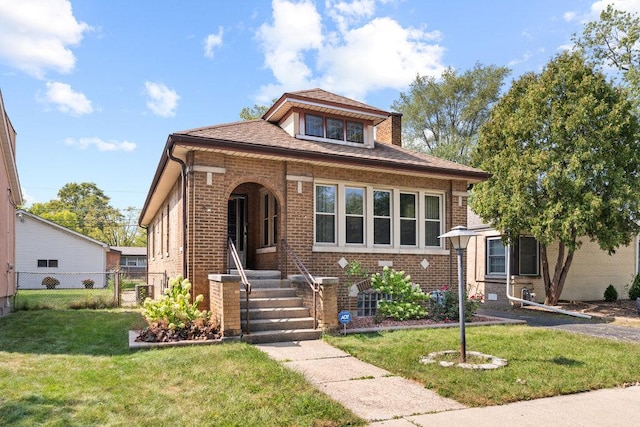 view of front of property featuring a front yard