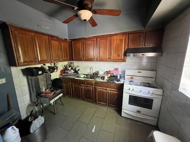 kitchen featuring tasteful backsplash, white range with gas cooktop, ceiling fan, and sink