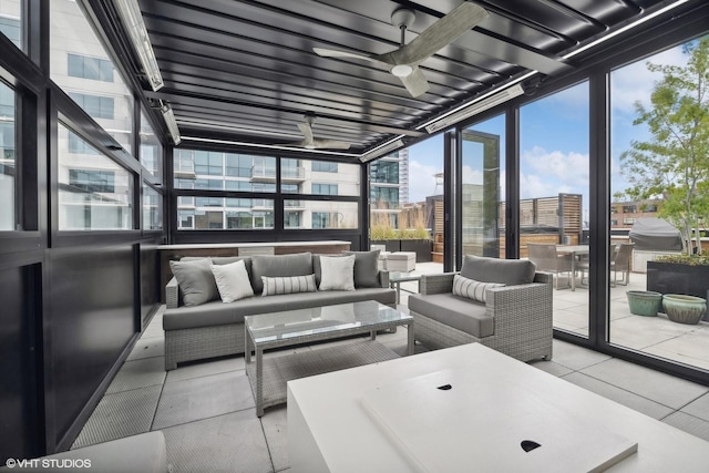 sunroom with ceiling fan