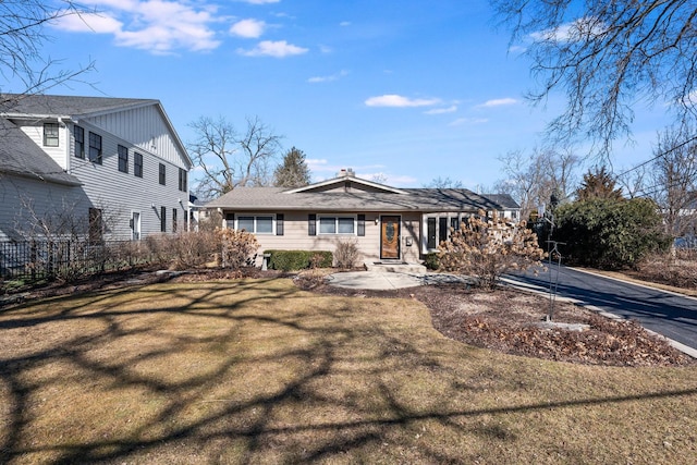 view of front facade with a front lawn