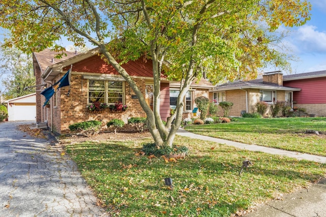 view of front of home featuring a front yard