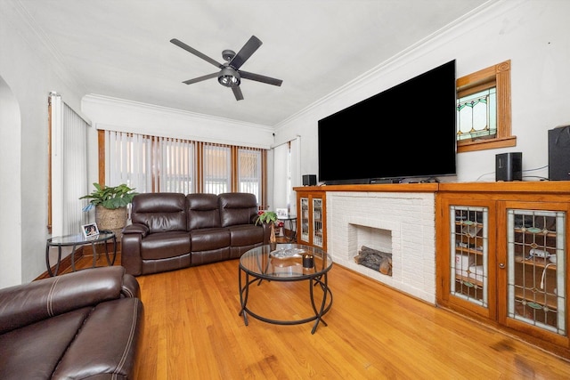 living room featuring hardwood / wood-style floors, plenty of natural light, ceiling fan, and ornamental molding