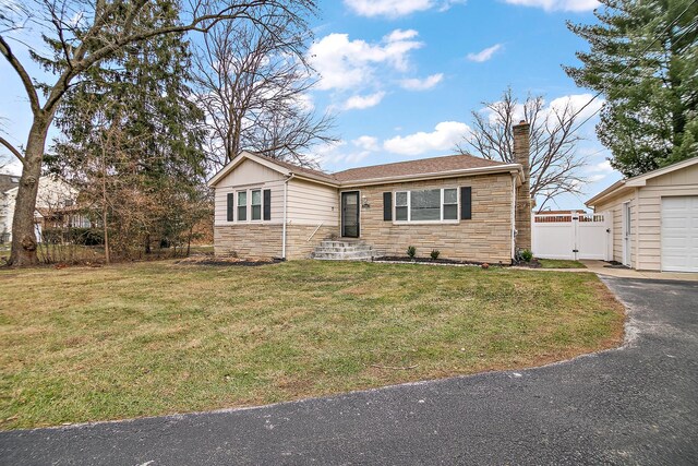 view of front facade featuring a front yard and a garage