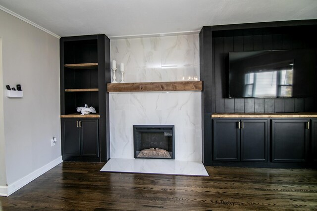 living room featuring ornamental molding, dark wood-type flooring, and an inviting chandelier