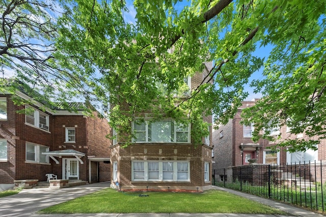 view of front of house featuring a front lawn