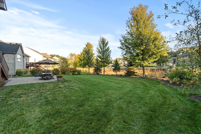 view of yard featuring a patio