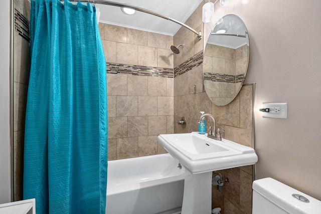 bathroom with shower / bath combo with shower curtain, toilet, and crown molding