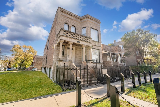 view of front of home featuring a front yard