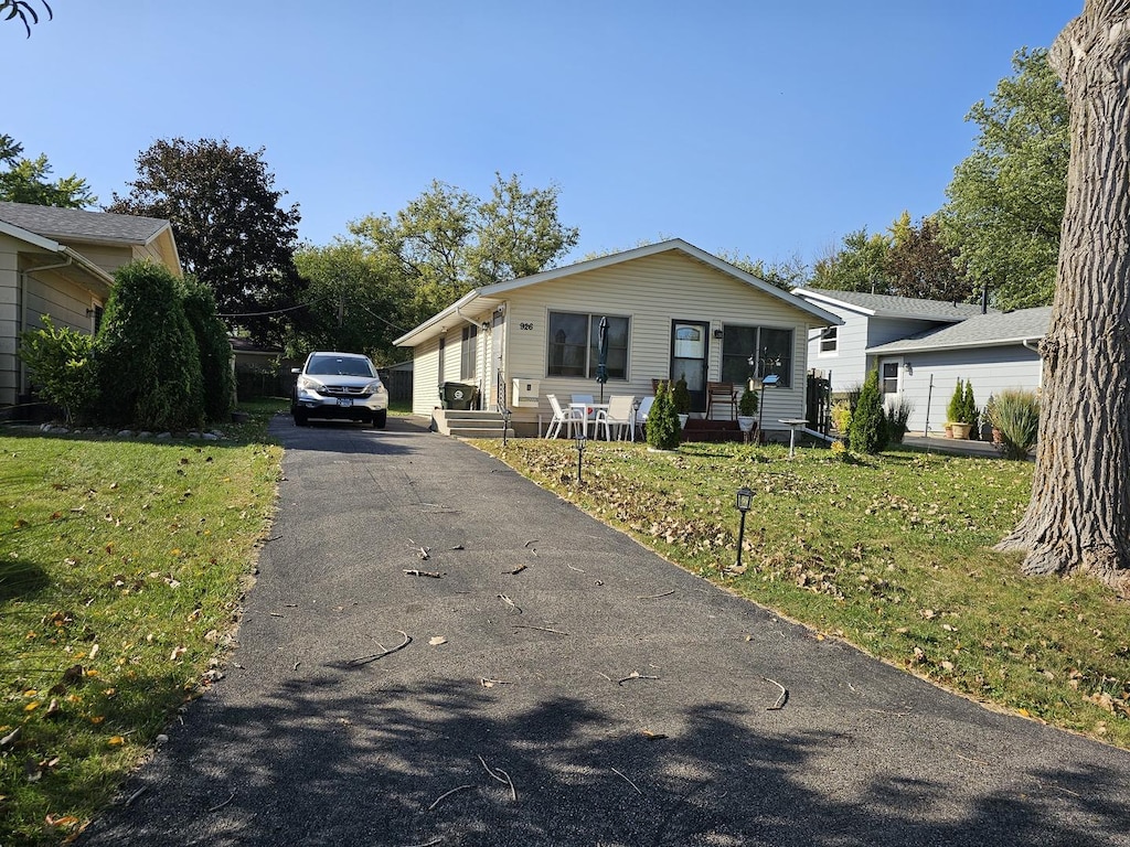 view of front of property with a front lawn