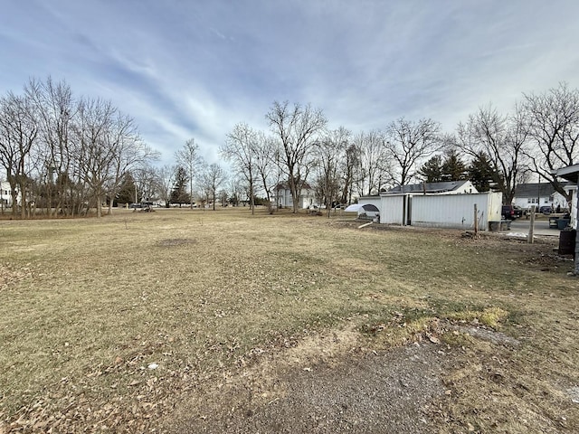 view of yard featuring an outbuilding