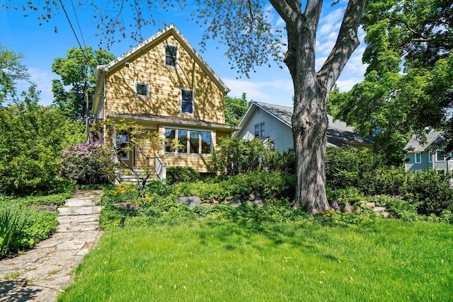 view of front of house featuring a front yard