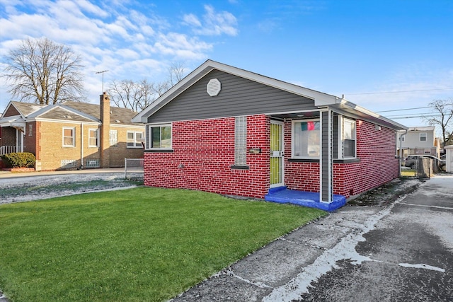 view of front of property with a front yard