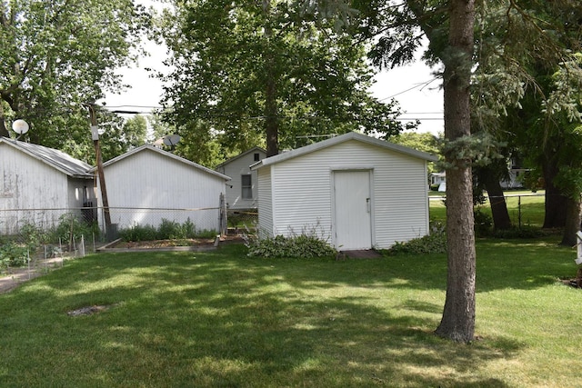 view of yard featuring a storage shed