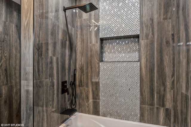 bathroom with tiled shower / bath combo