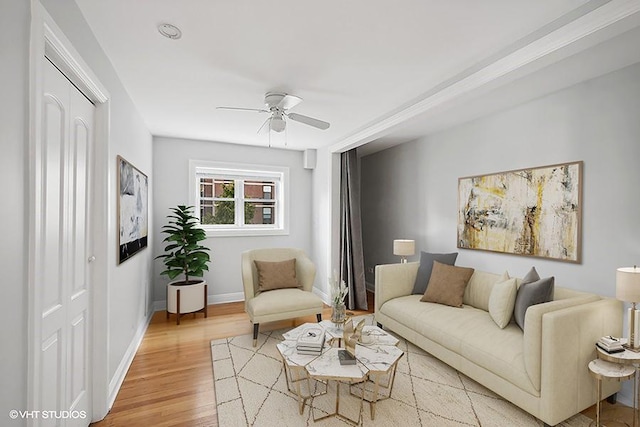 living room featuring light hardwood / wood-style floors and ceiling fan