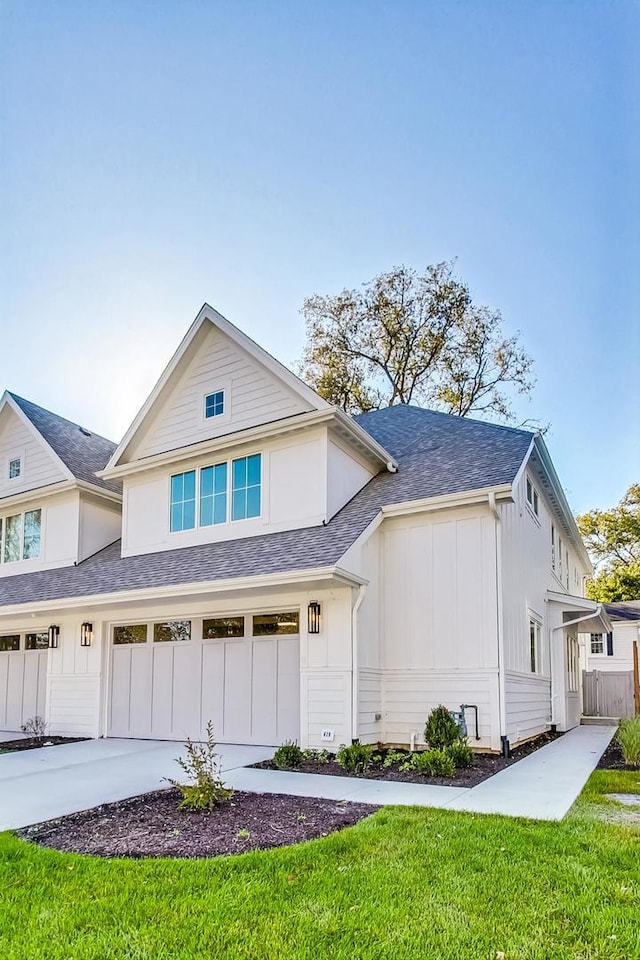 view of front of house featuring a front lawn and a garage