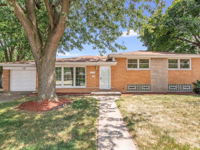 view of front facade with a garage and a front yard