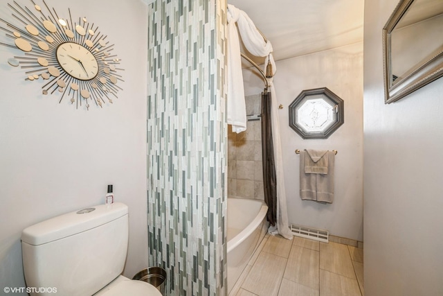 bathroom featuring toilet and shower / tub combo with curtain