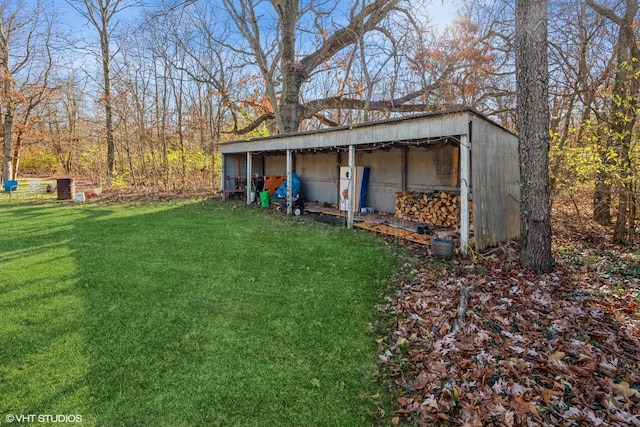 view of yard featuring an outbuilding