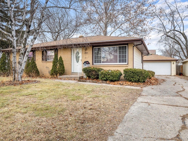 view of front of home featuring a front yard and a garage