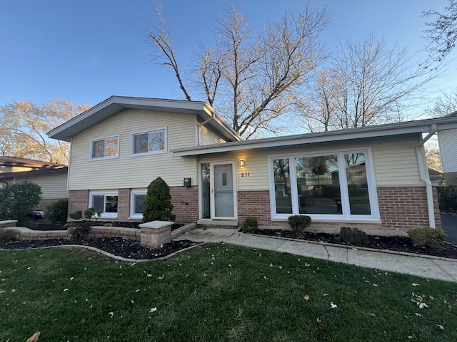 split level home featuring a front yard