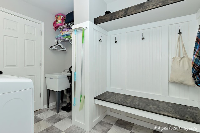 mudroom with washer / clothes dryer