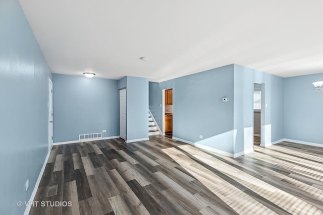 empty room featuring dark hardwood / wood-style flooring and a chandelier