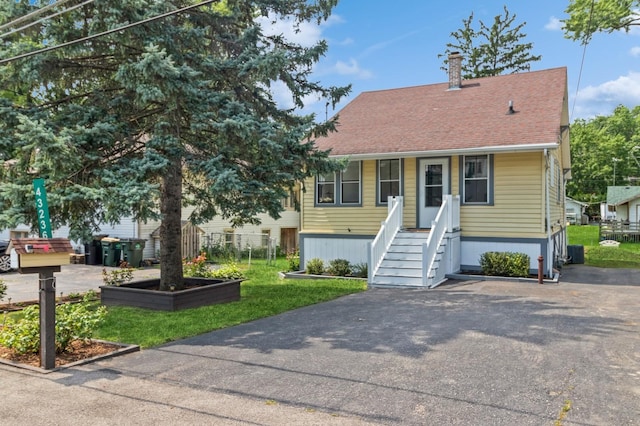 view of front of house featuring a front yard