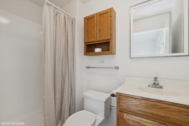 full bath featuring toilet, vanity, and a shower with curtain