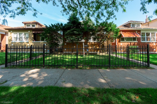 view of front of home featuring a front yard