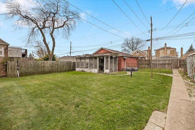 view of yard with an outbuilding