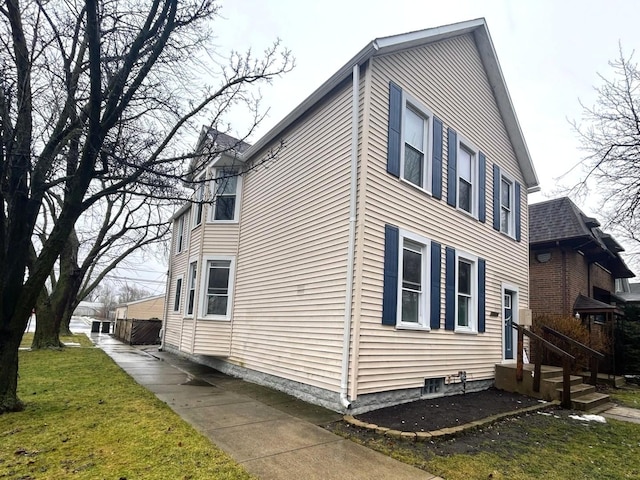 view of side of property featuring a lawn