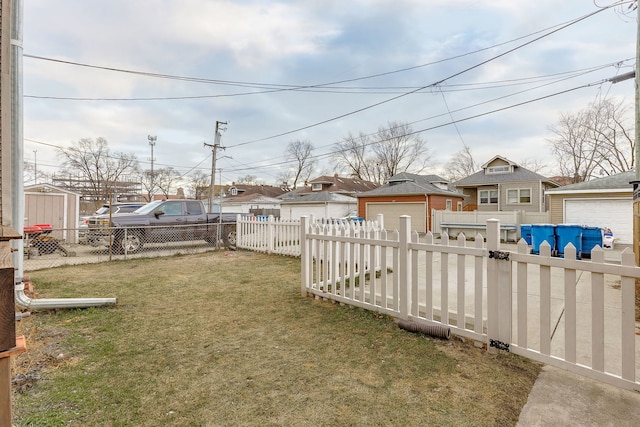 view of yard featuring an outdoor structure