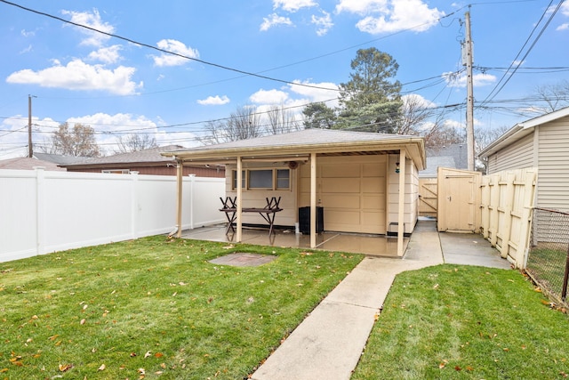 view of yard featuring a patio area