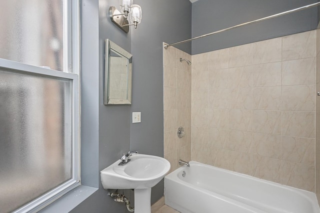 bathroom with tiled shower / bath combo