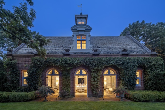 view of front of property featuring a front yard