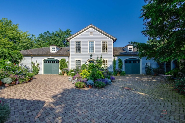 view of front property featuring a garage